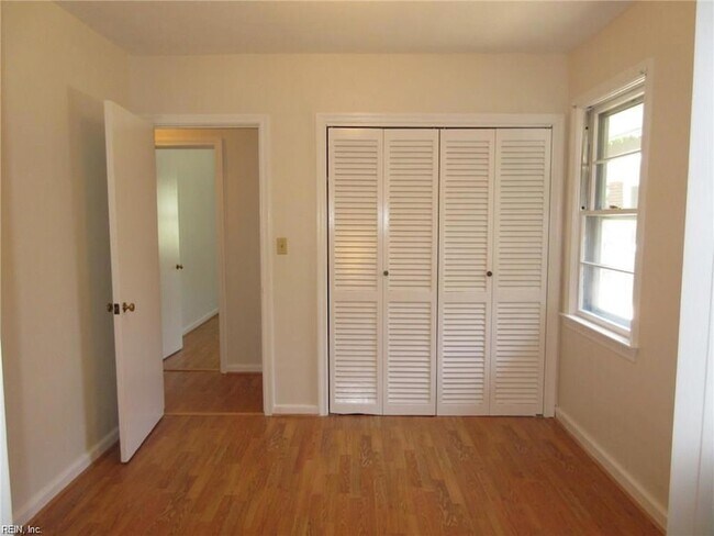 Building Photo - 1725 W 49th St