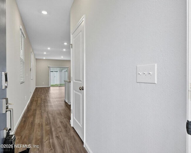 Building Photo - 14757 Cashew Ave