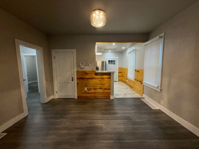 Building Photo - Lovely 2 Bedroom / 1 Bath for Rent - Section 8 Welcome