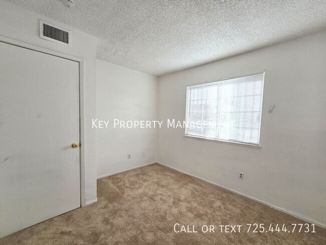 Building Photo - OPEN 3 BEDROOM/ 2 BATH CONDO