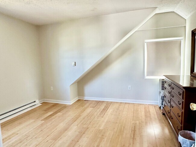 Building Photo - 4 Bed + 2 Bath - Screened in Porch! Pets W...