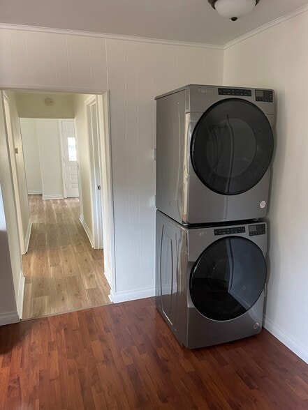 Washer/dryer in unit on the other side of the kitchen - 1219 State St
