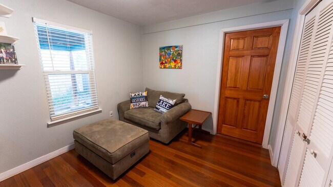 Building Photo - 9900 La Jolla Dr
