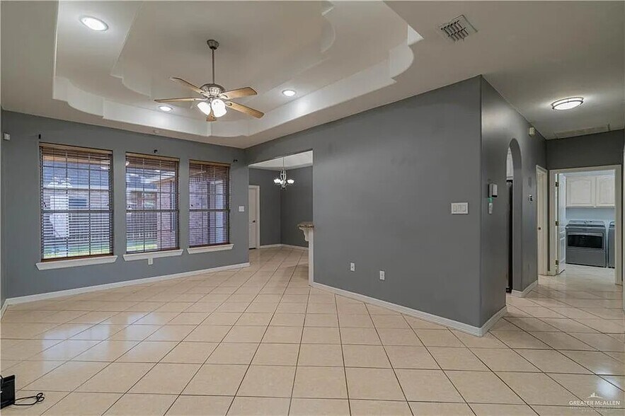 Building Photo - 504 E Biyaneta Ave