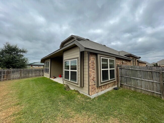 Building Photo - Move-In Ready! Stunning 1.5-Story Home wit...