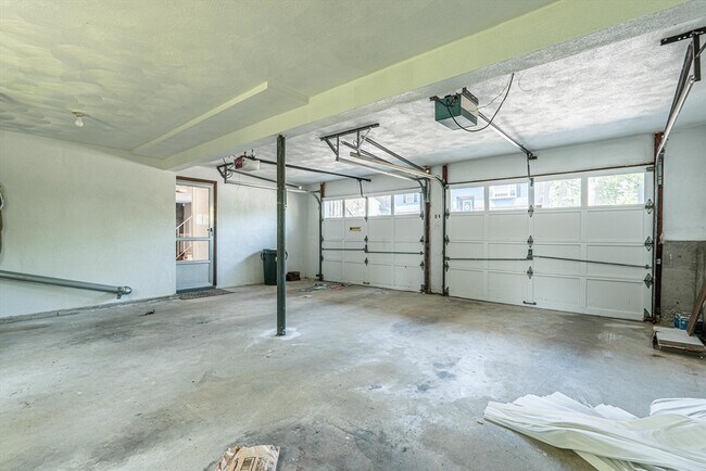 Building Photo - 20 Fieldstone Dr