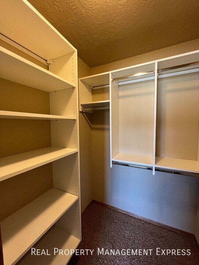 Building Photo - 2 Bedroom 2 Bathroom Townhome with Garage in SW Sioux Falls