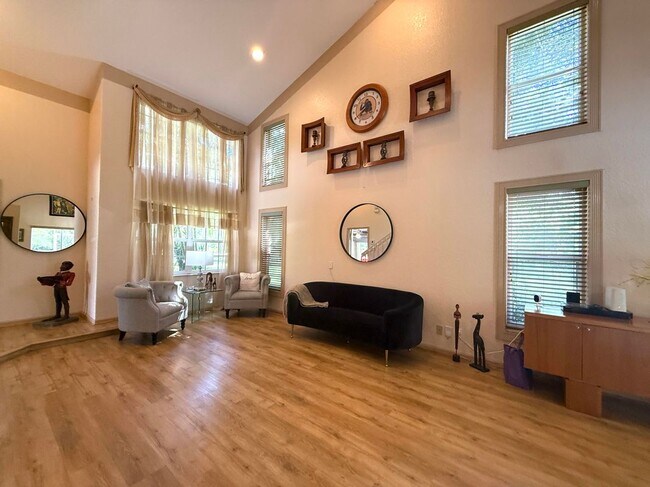 Building Photo - 14765 Northlake Blvd