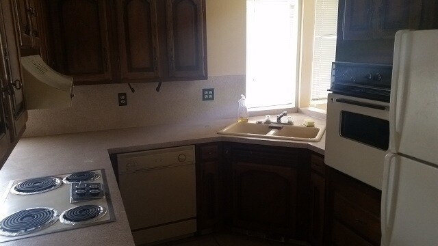 Building Photo - Great home with 2 car garage, deck and she...