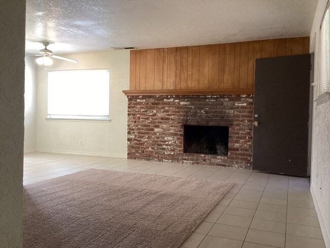 Building Photo - 4424-4426 E Dakota Ave