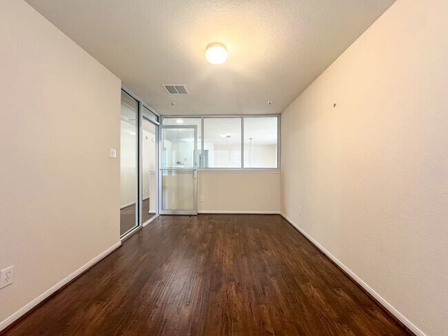 Building Photo - 3923 Calgary Cir