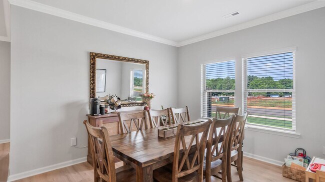 Building Photo - Like-new 4BR/3BA home in desirable St. Cla...