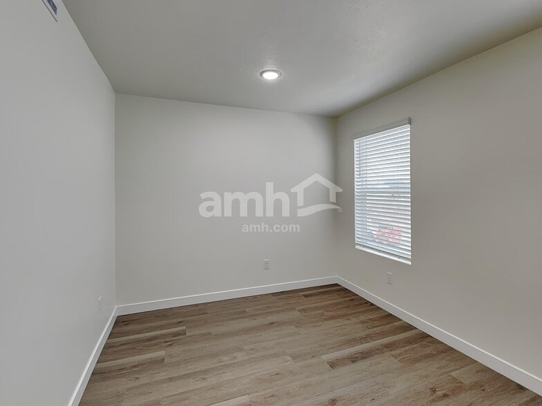 Building Photo - 1322 W Mahogany St