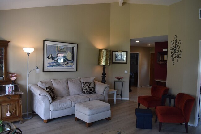 Building Photo - 2 Bedroom 2 Bath Single Story Golf Course ...