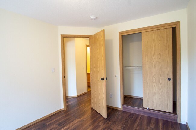 Building Photo - Great Piedmont 3 Bdr Townhouse w/Fireplace, DW + Garage!