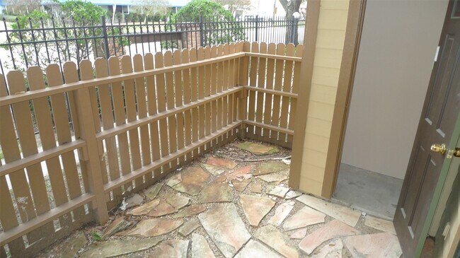 Building Photo - 16111 Aspenglen Dr