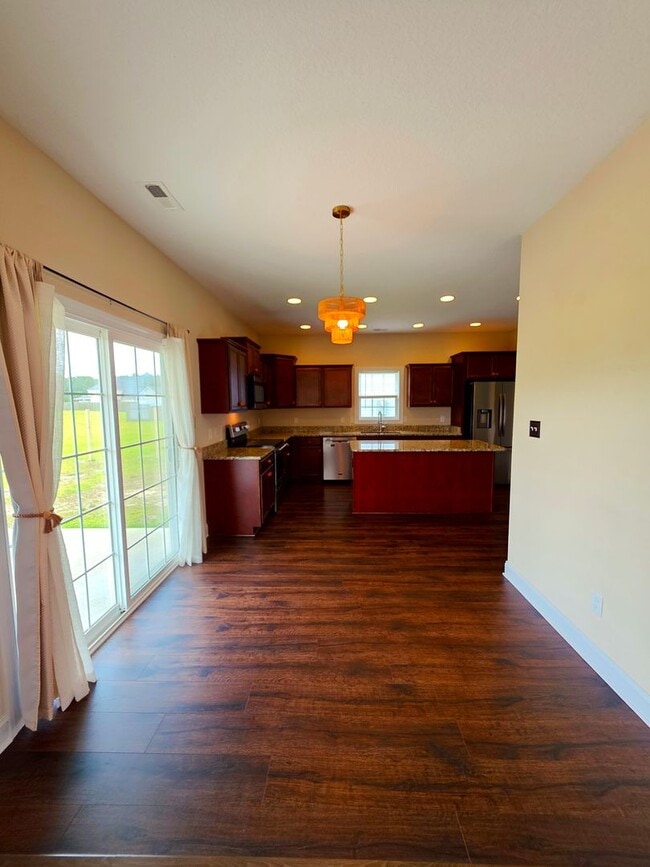 Building Photo - 4 BD in Stateside