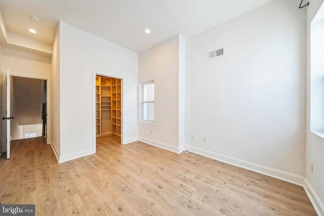 Building Photo - 840 Leland St