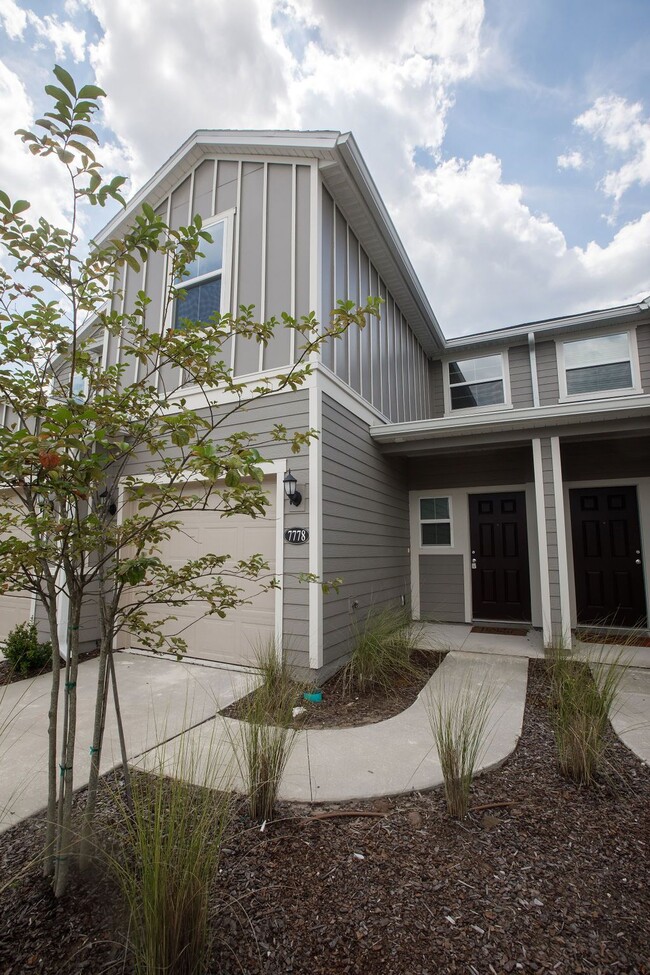 Building Photo - Like new 3 bedroom 2.5 bath townhome is Oa...