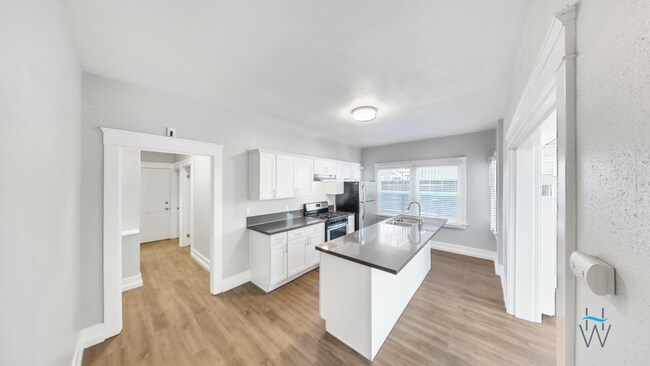 Building Photo - Renovated 2bd/1ba with huge kitchen & full...
