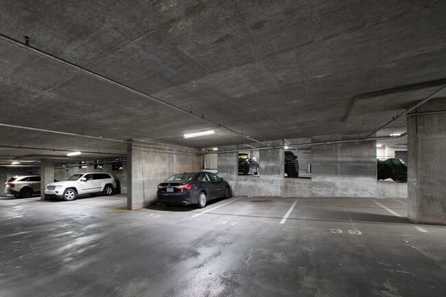 Building Photo - Stunning Studio Apartment with Spectacular...