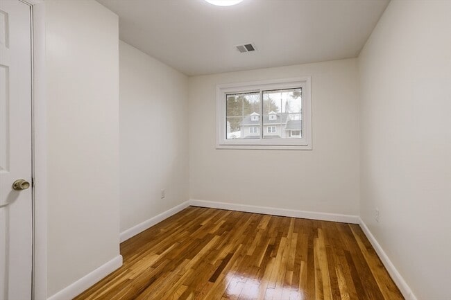 Building Photo - 8 Leonard Dr