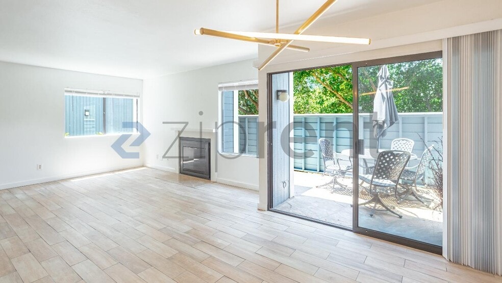 Building Photo - Unit 4
