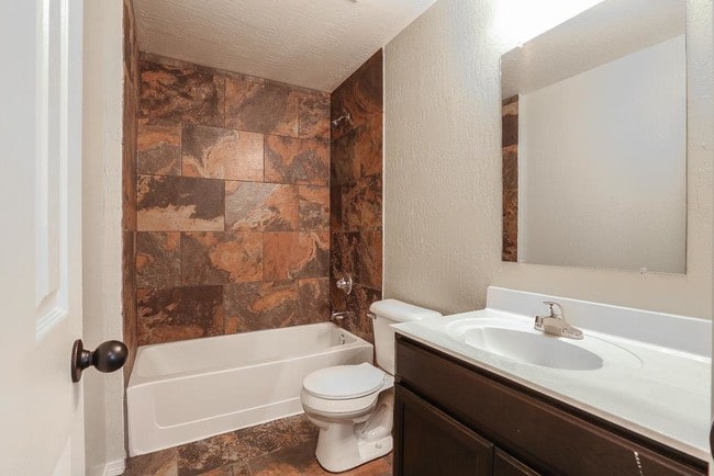 Building Photo - 512 Center Way