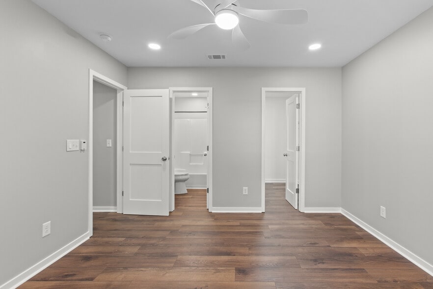 Master Bedroom - 1129 Landsdowne Dr