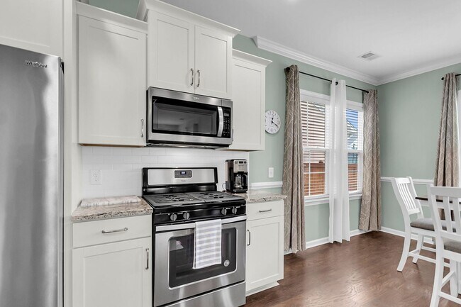 Building Photo - Fully Furnished 3 Bedroom, 2.5 Bathroom Ho...