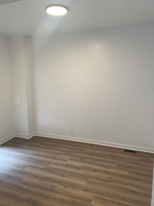 Building Photo - Luxury Rental - South Side Flats