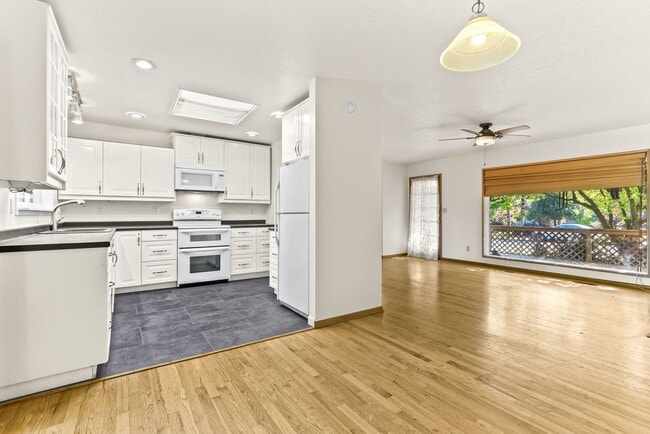 Building Photo - 9877 SE 33rd Ave