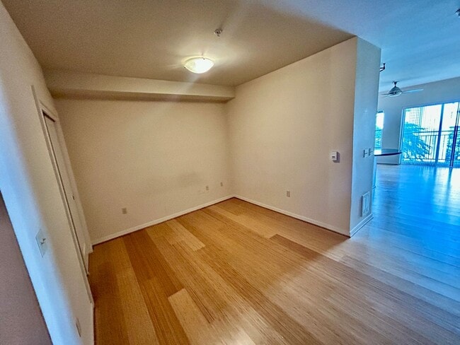 Building Photo - Fantastic Studio Apartment with 2 parking spaces included! AVAILABLE NOW!