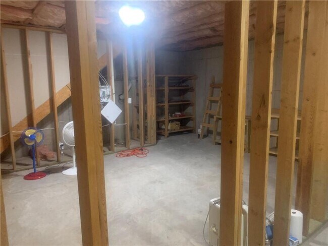 Building Photo - 121 Creekwood Tr