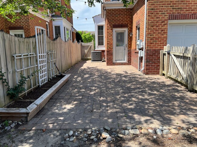 Building Photo - Beautiful Port Warwick Townhome.