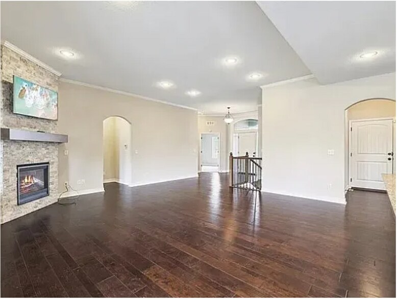 Building Photo - 1301 NE Country Ln