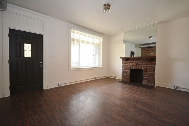 Building Photo - SPACIOUS AND MODERN HOUSE IN OAKLAND AVAILABLE AUGUST!