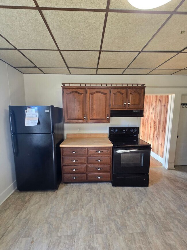 Building Photo - 4 Bedroom