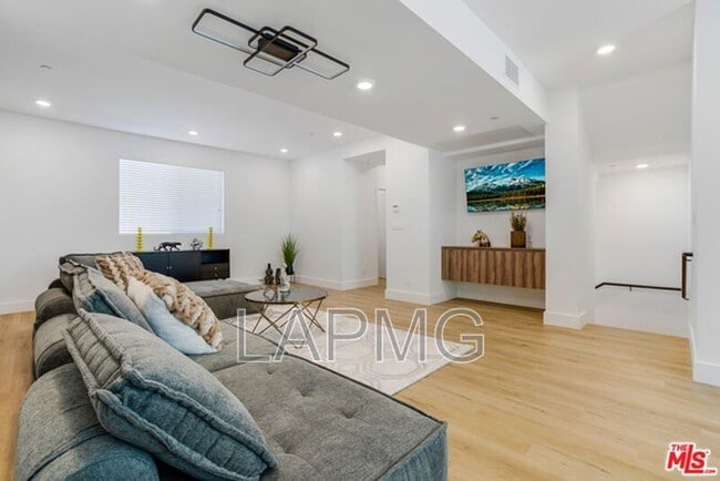 Building Photo - 4637 Laurel Canyon Blvd