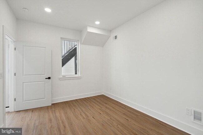 Building Photo - 528 W Berks St