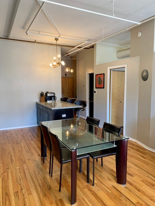 Building Photo - 6 S Laflin St