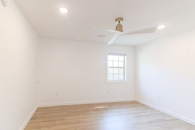 Building Photo - Luxury 1 Bedroom Downtown Jonesboro!