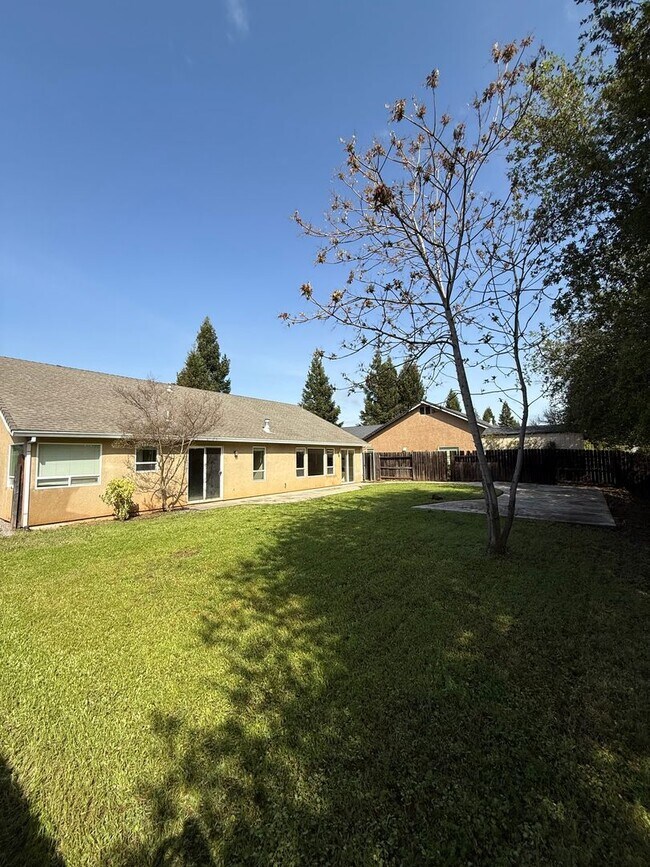 Building Photo - 4 bedroom, 2 bathroom home in Great Neighborhood!