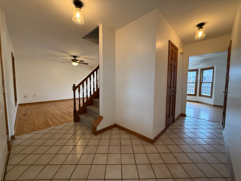 Building Photo - 10255 Cedarwood Dr