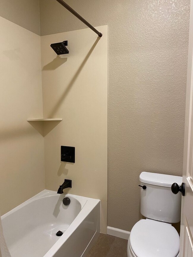 Building Photo - Livermore 3BD/2.5BA Townhouse in Great Neighborhood!