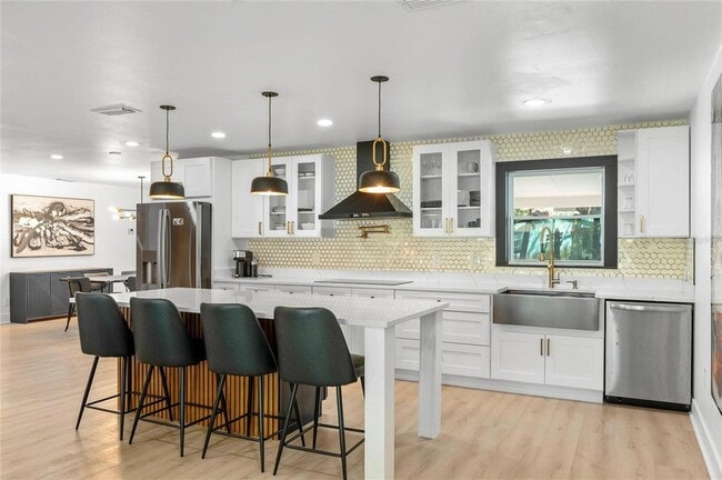 Building Photo - 2350 Sherbrooke Rd