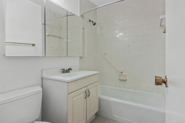 Building Photo - 44 Strawberry Hill Ave