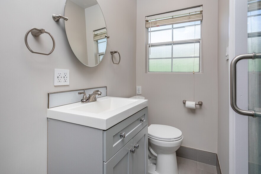 Building Photo - 1112 N Myers St