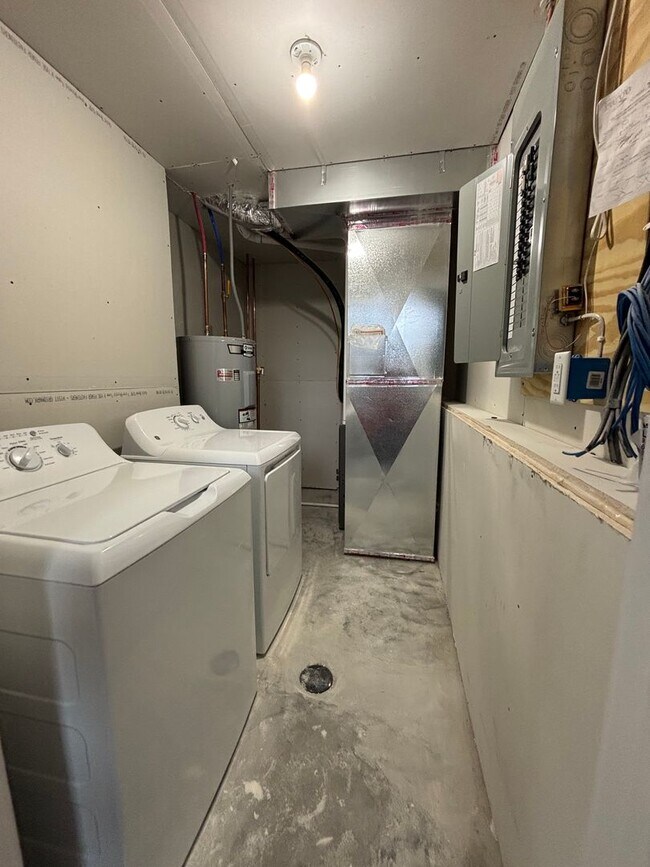 Building Photo - 3 Bed 3 Bath Townhome