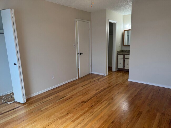 Building Photo - 5 bedroom, 3 bath, 2 car on acreage near t...